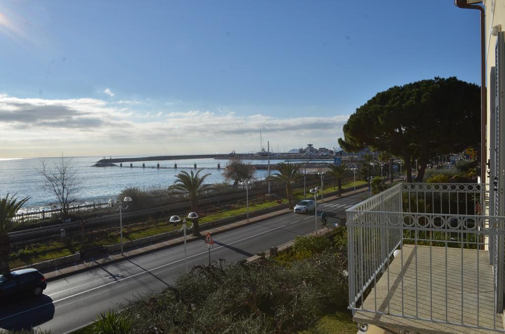 بيترا ليغوري Residence Villa Carmen Fronte Mare A 50 Mt المظهر الخارجي الصورة